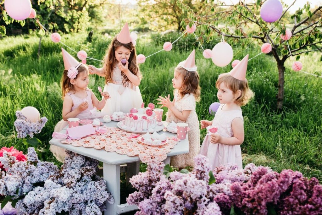 summer-outdoor-kids-birthday-party-group-of-happy-children-celebrating-birthday-in-park